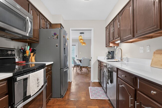 Building Photo - Fully Furnished Executive Townhome | 2 Bedrooms + Dedicated Office | 6-Month Minimum