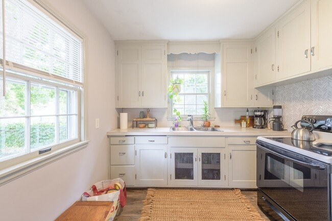 Building Photo - Lovely 3 Bedroom Home in Minneapolis