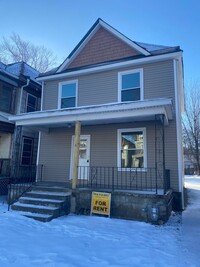 Building Photo - Large Downtown 4 Bedroom House