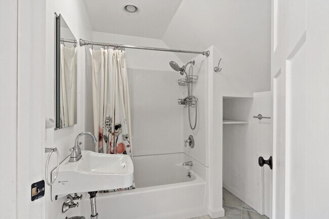 Building Photo - 539 Maple Ave