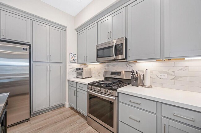 Building Photo - 2 Bed 2 Bath (plus a den) Gala Condo