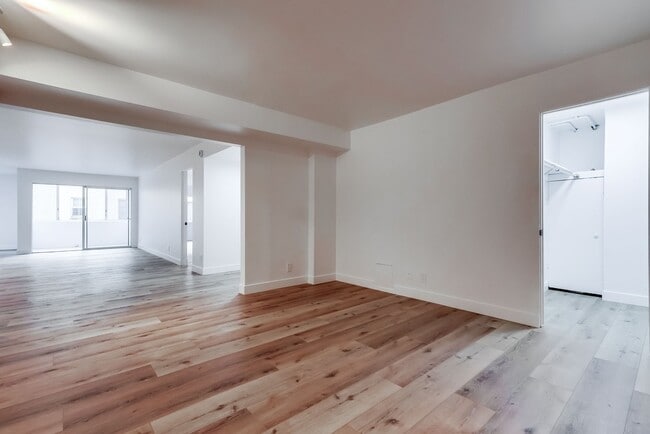 Building Photo - 435 N Oakhurst Dr