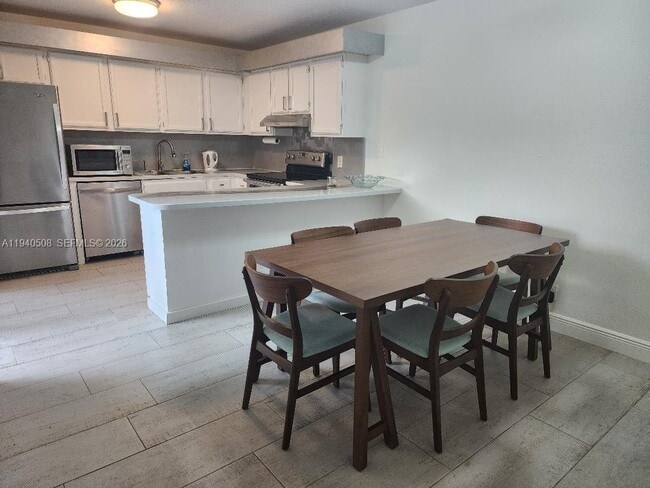 Building Photo - 2556 Lakeview Ct