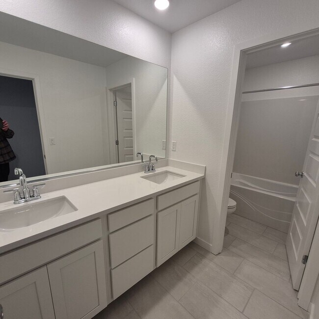 Building Photo - Brand New 5 Bedroom Home in Rancho Cordova