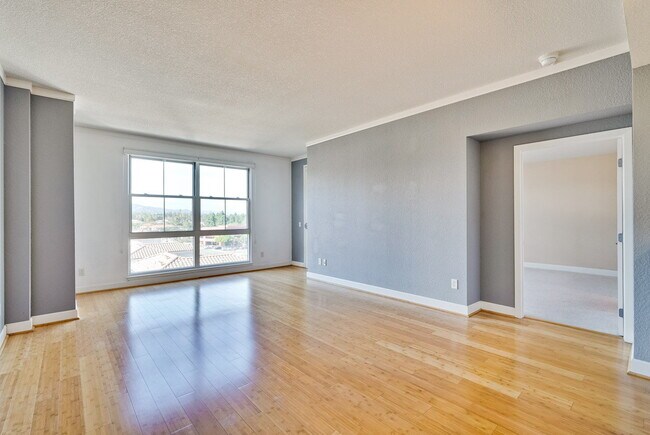 Building Photo - Large 2BR/2BA Condo with Spacious Balcony ...