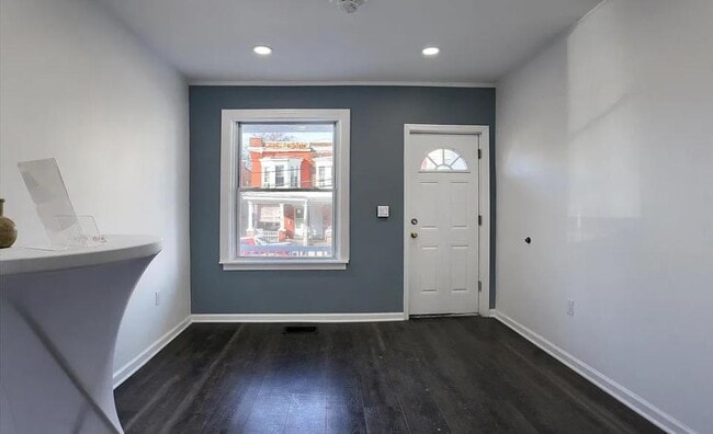 Building Photo - 455 Crescent St