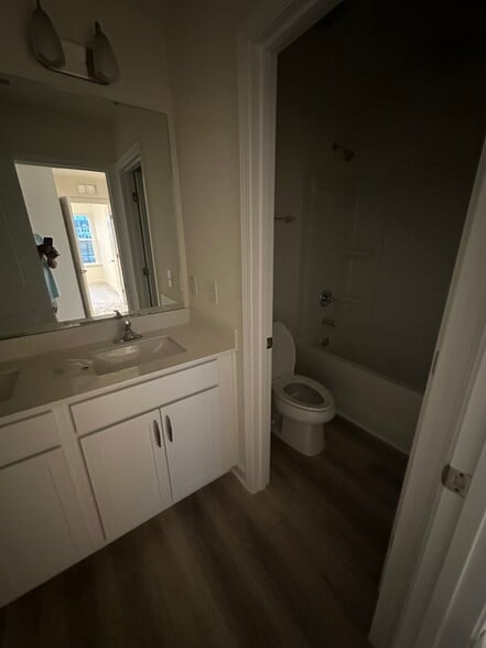 Building Photo - 38 Nailsworth St