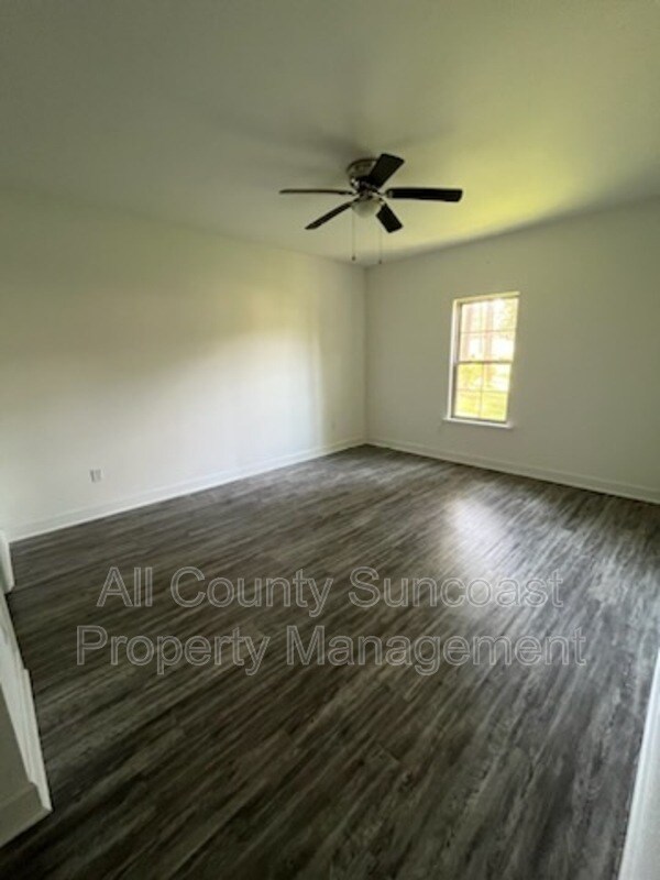 Building Photo - 1605 Willow Rd