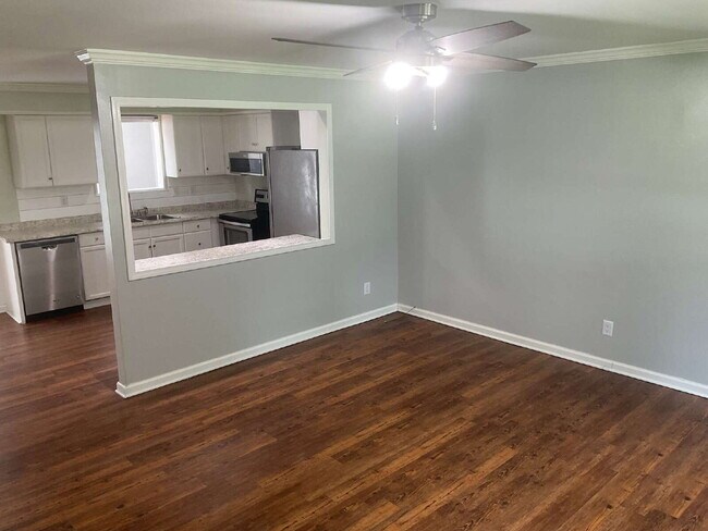Building Photo - "Charming 3-Bedroom Haven with 2 Full Bath...