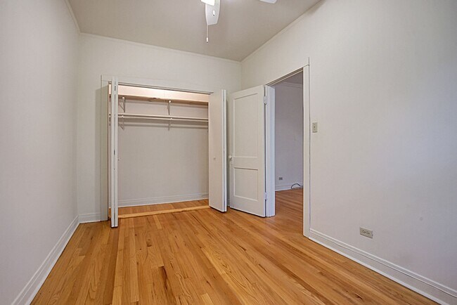 Building Photo - Light and Bright West Wrigleyville/Roscoe Village