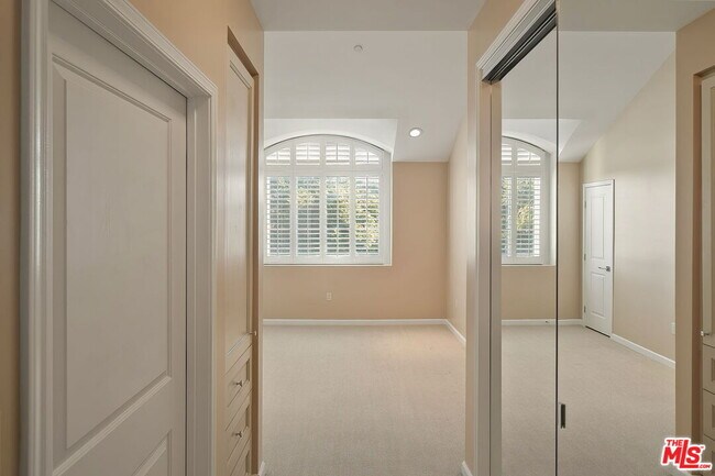 Building Photo - 1625 Granville Ave