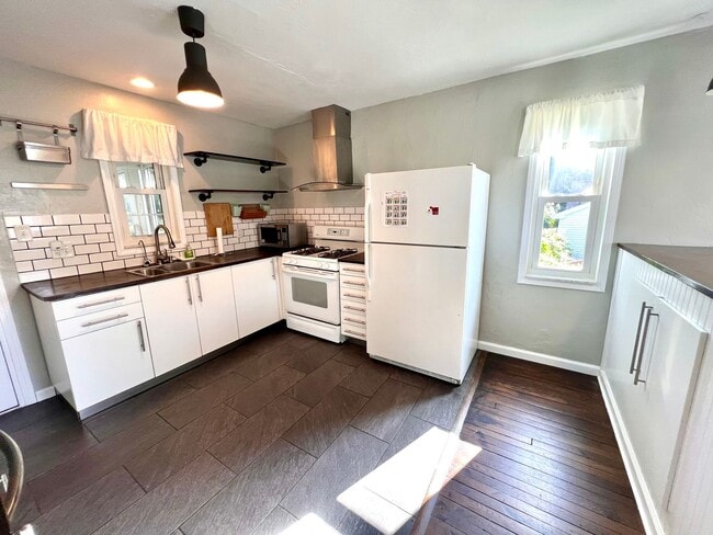 Building Photo - Brentwood - Stunning 3 Bedroom 2 Bathroom ...