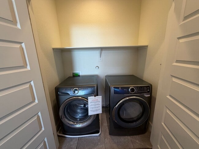 Building Photo - 3 Bedroom Townhome Near Juan Tabo Blvd SE & Four Hills!