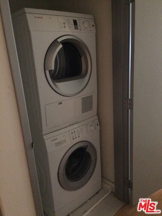 Building Photo - 645 W 9th St