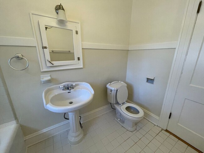 Building Photo - Updated 3/2 House in Old East Rome $1,895