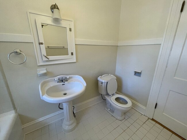 Building Photo - Updated 3/2 House in Old East Rome $2,150