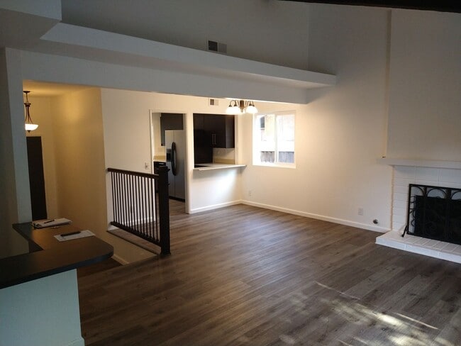 Building Photo - 4 Bedroom Townhouse - Ideal for Chapman St...