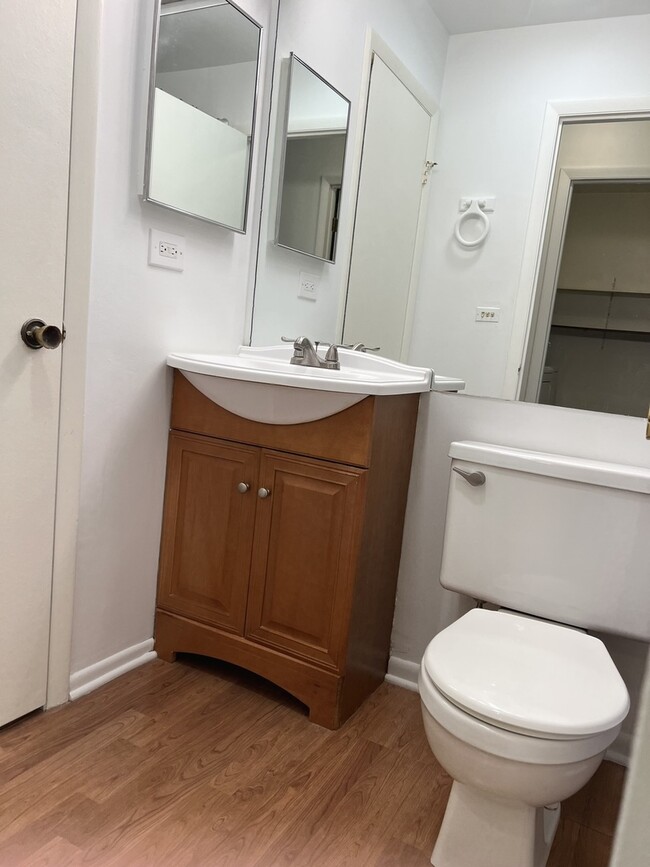 Building Photo - 225 Deerpath Ct