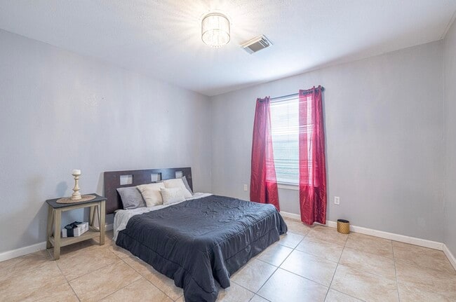 Building Photo - 305 N Ennis St