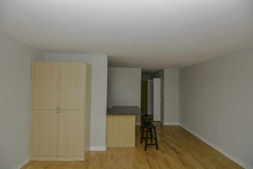 Building Photo - 630 W Wrightwood Ave