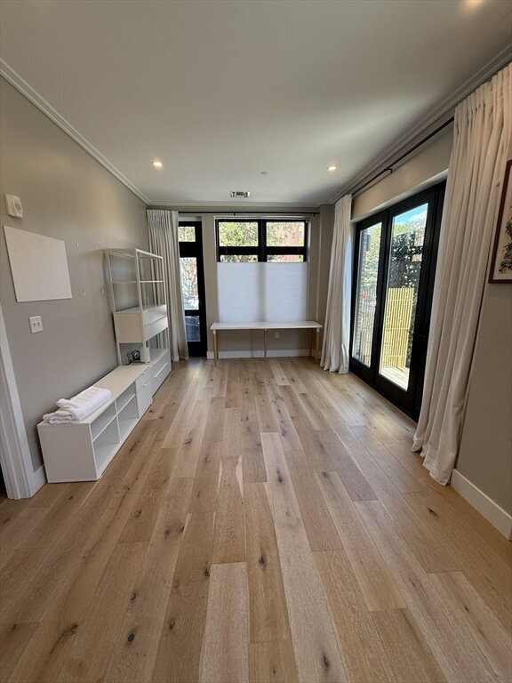 Building Photo - "Charming 1-Bed Boston Retreat with Granite Touches, Cozy Fireplace & Hardwood Elegance!"