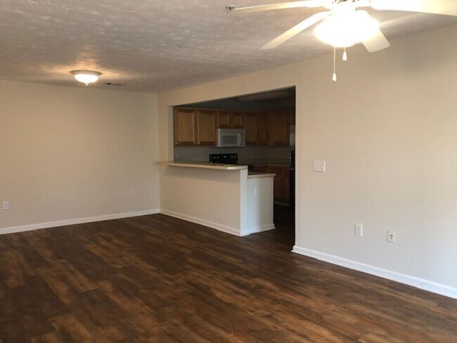 Building Photo - 1385 S Donahue Dr