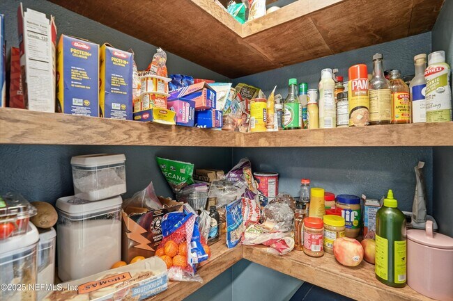 Building Photo - 12581 Creekside Mnr Dr