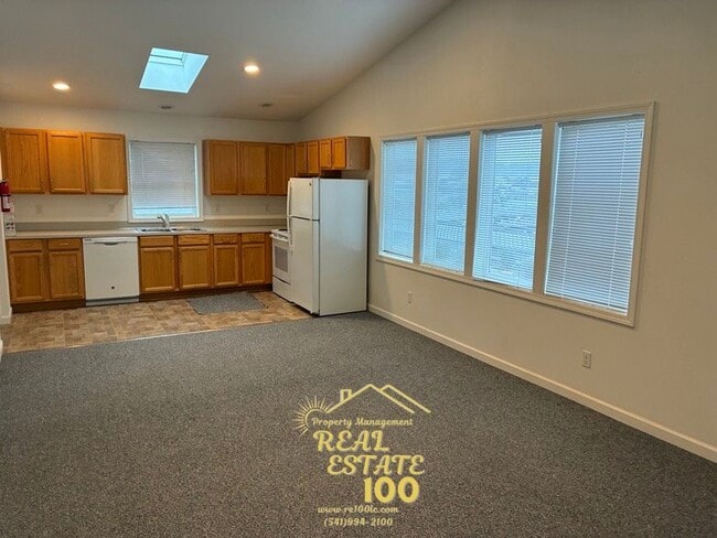 Building Photo - 838 SE Oar Ave