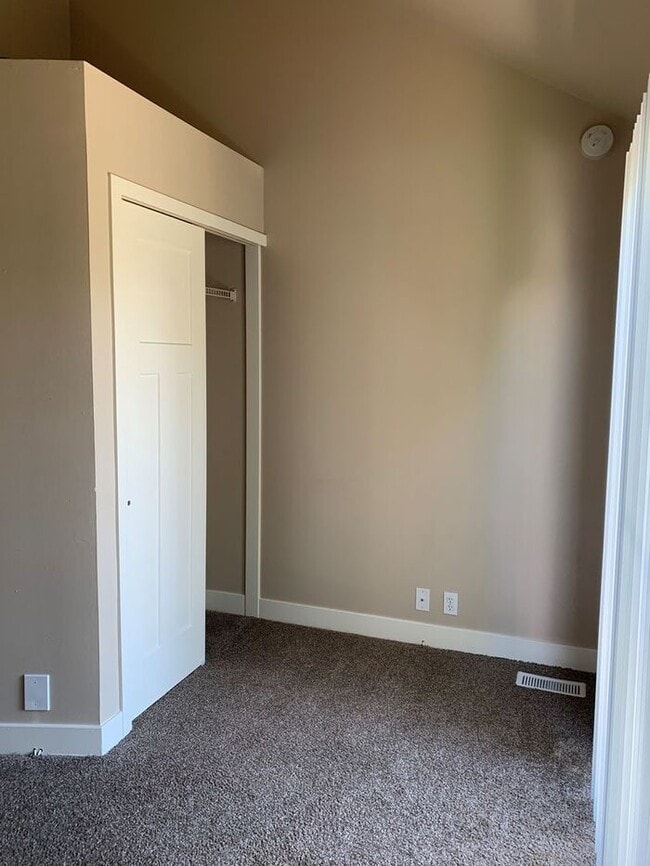 Building Photo - 2 Bed 1.5 Bath End Unit Townhome!