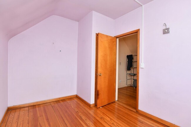 Building Photo - 241 Maple St