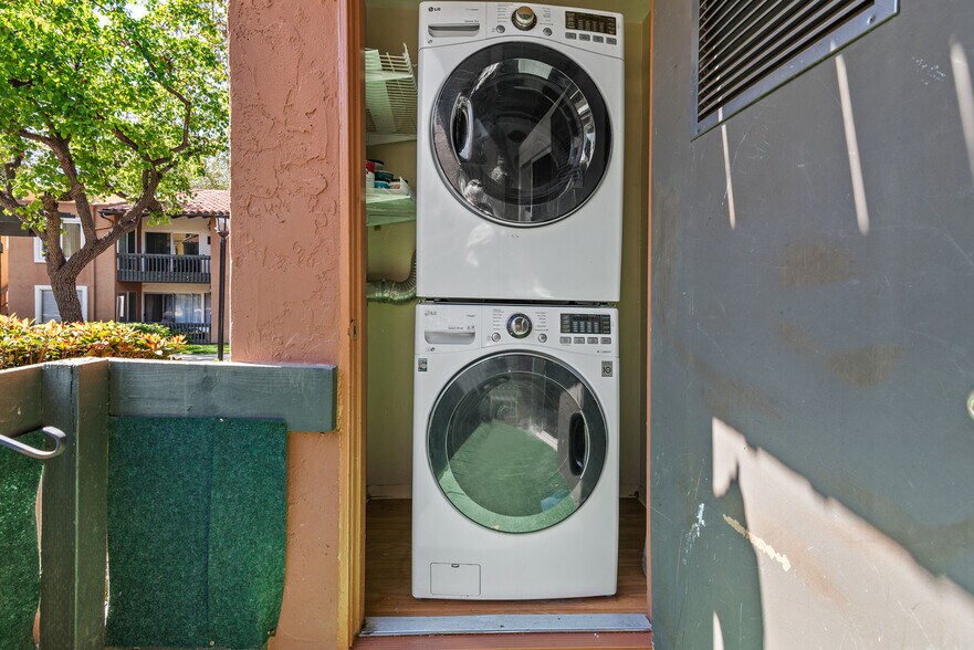 Building Photo - 17131 W Bernardo Dr