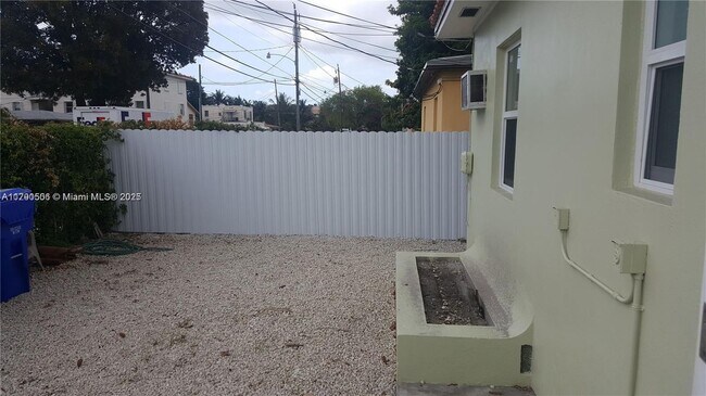 Building Photo - 503 SW 19th Ave