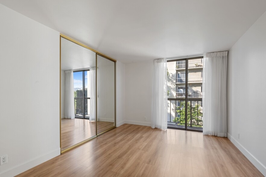 Guest Bedroom - 10747 Wilshire Blvd