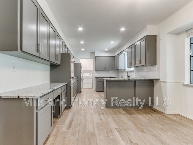 Building Photo - 3004 Kent Dr