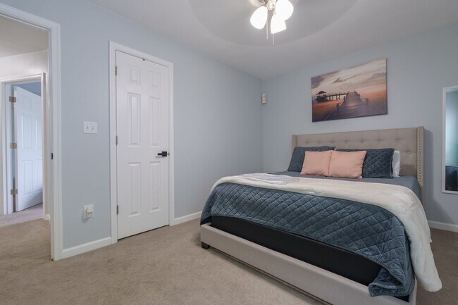 Building Photo - MOVE IN READY 3 Bedroom in the Heart of No...