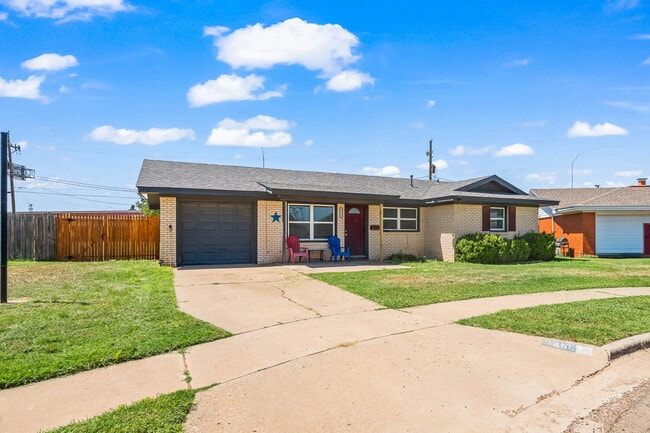 Building Photo - Charming 3/2/1 with Large Backyard