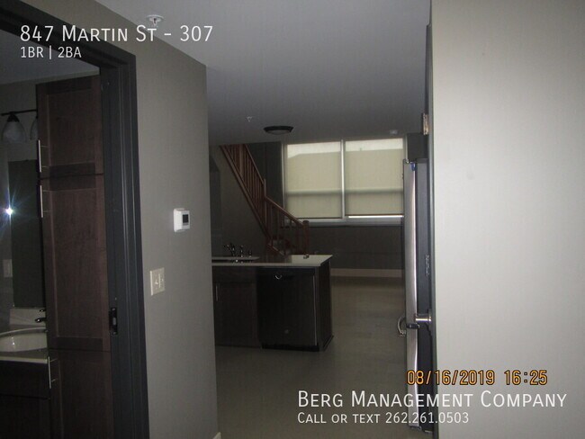 Building Photo - 847 Martin St