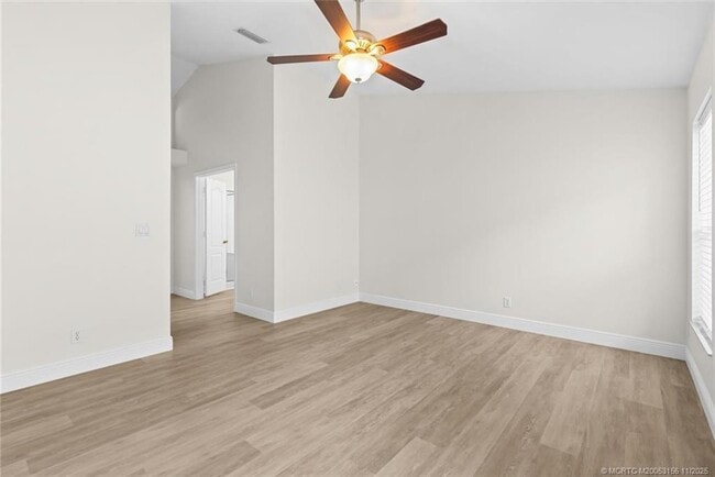 Building Photo - 920 NW Waterlily Pl