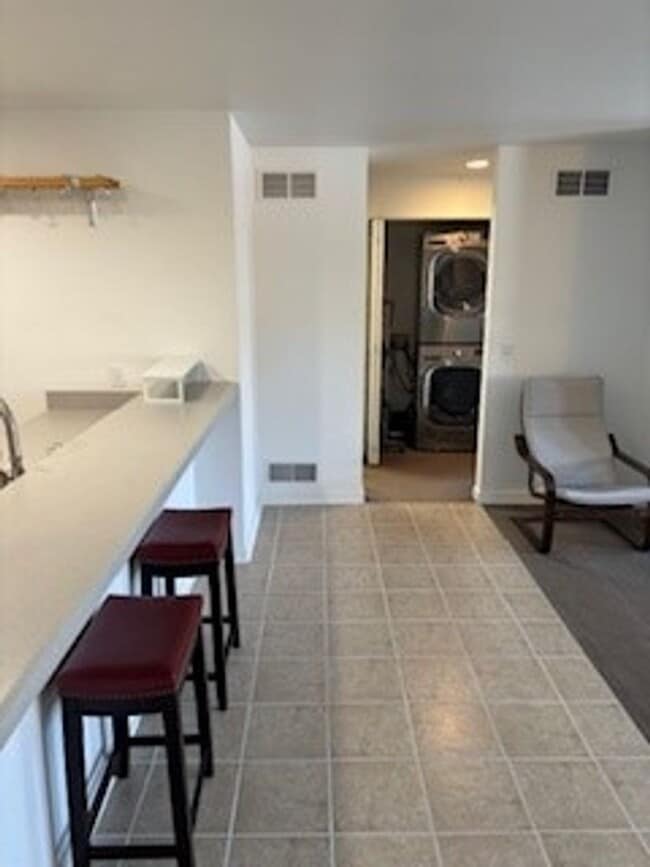 Building Photo - Bright and Spacious Condo for Rent in Downtown Verona