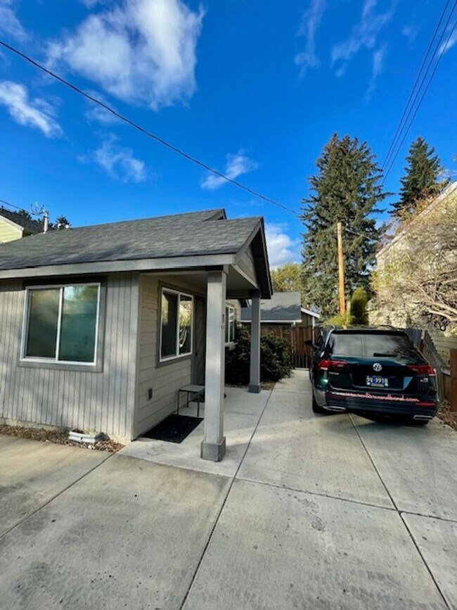 Building Photo - 11 NW Hixon Ave