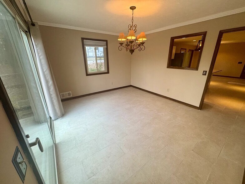 Building Photo - 1616 Maple Ridge Dr