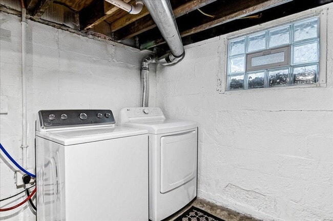 Building Photo - 866 E Starr Ave