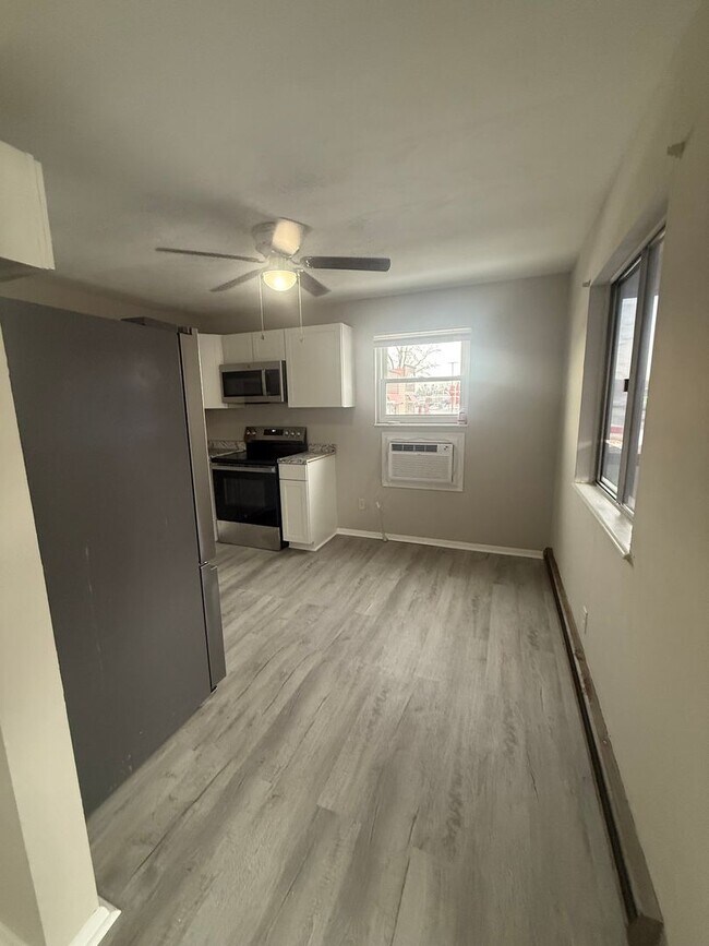 Building Photo - One bedroom upstairs apartment for rent