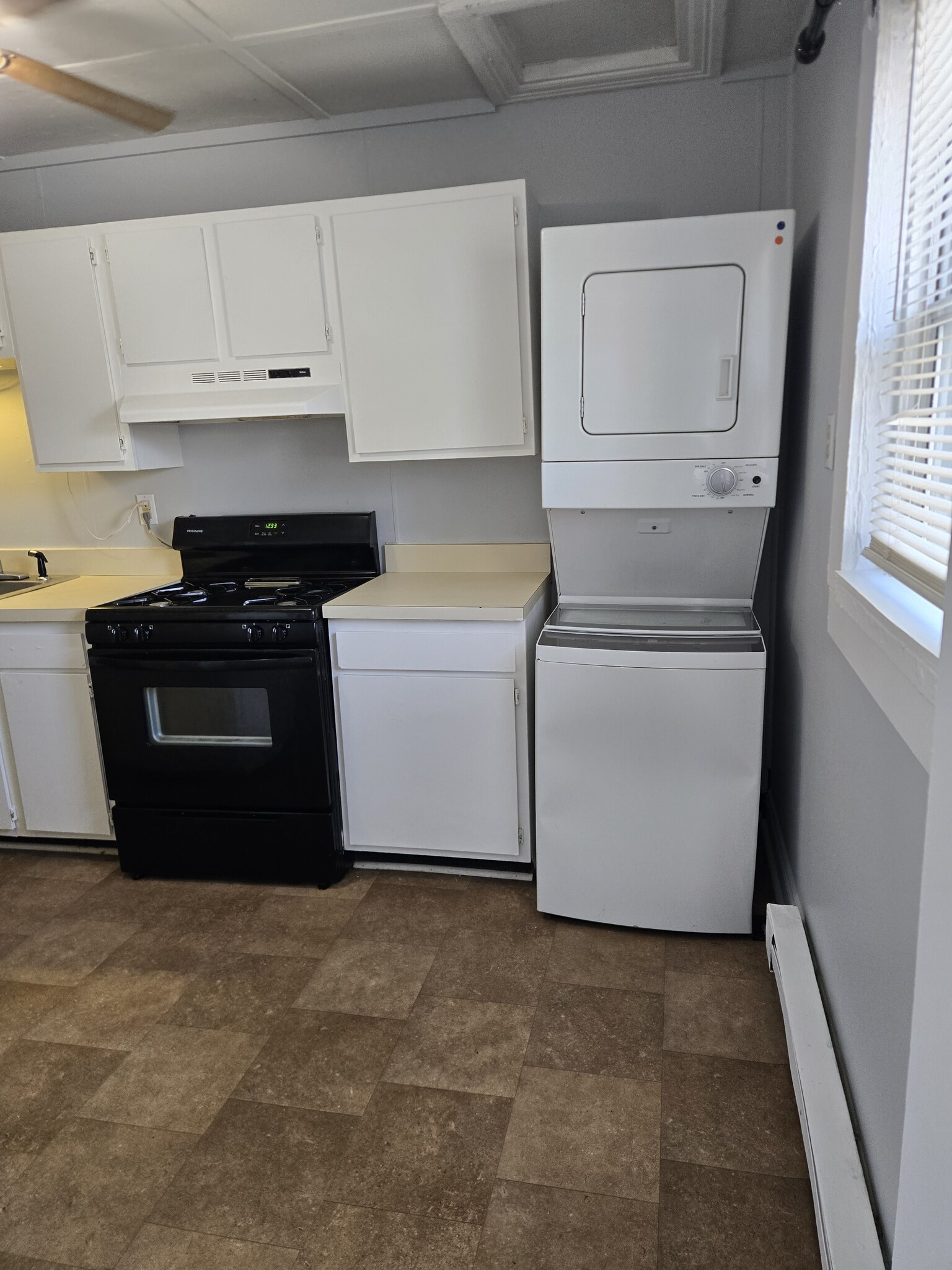 Building Photo - 354 Cherry St