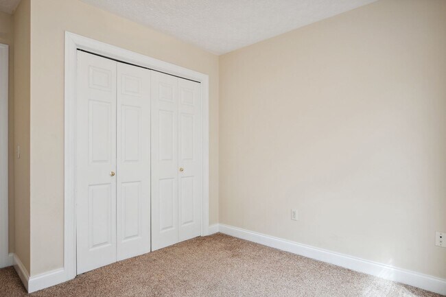 Building Photo - 3 bed/ 2 1/2 Bath.  Pet Friendly. Off Stre...