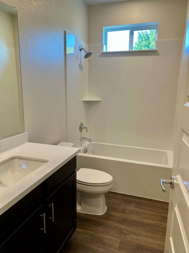 Building Photo - Centrally Located Santa Clara Townhouse