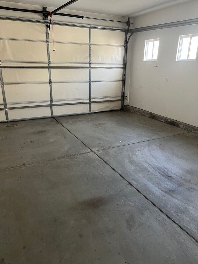 Building Photo - Custom home 1 block to ocean