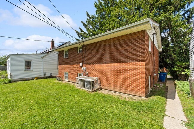 Building Photo - 1549 Oakland Park Ave