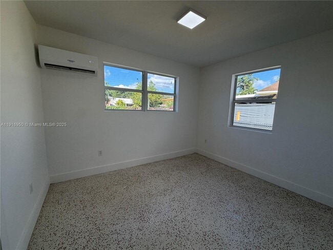 Building Photo - 2784 SW 31st Pl