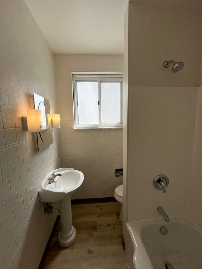 Building Photo - Large 2 Bed, 1 Bath Home, with Office/Bonus Room! Available Now!